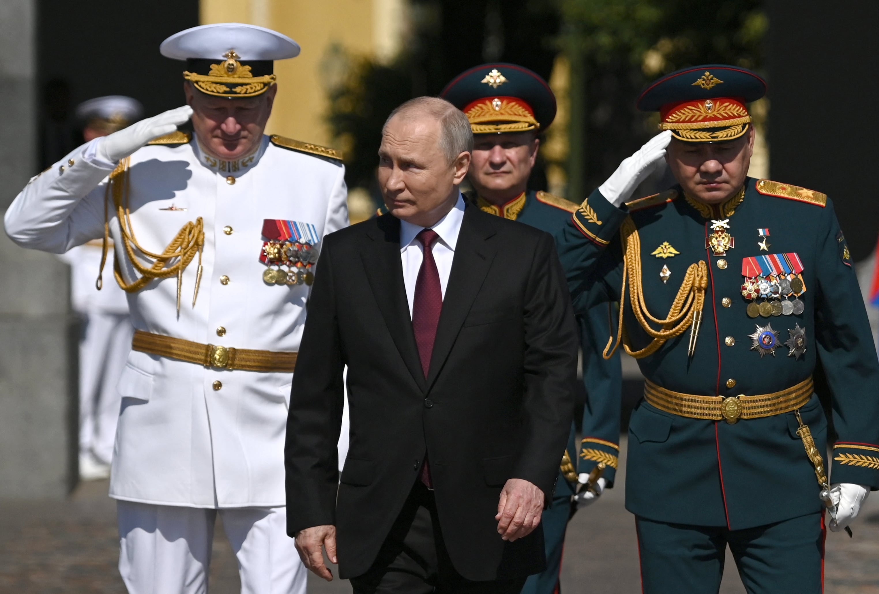 El presidente de Rusia, Vladimir Putin, acompañado por el ministro de Defensa, Sergei Shoigu, y el comandante en jefe de la Armada rusa, el almirante Nikolai Yevmenov, el 30 de julio de 2023. (Foto por Alexander KAZAKOV / AFP).