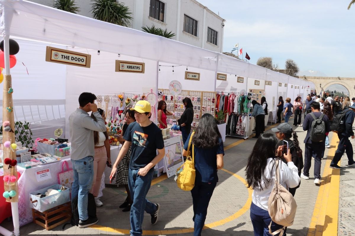 Emprendedores exhiben y venden sus productos en ferias comerciales, espacios que se consolidan como canales clave para impulsar ventas y validar negocios en el Perú. Foto: gob.pe/ referencial.
