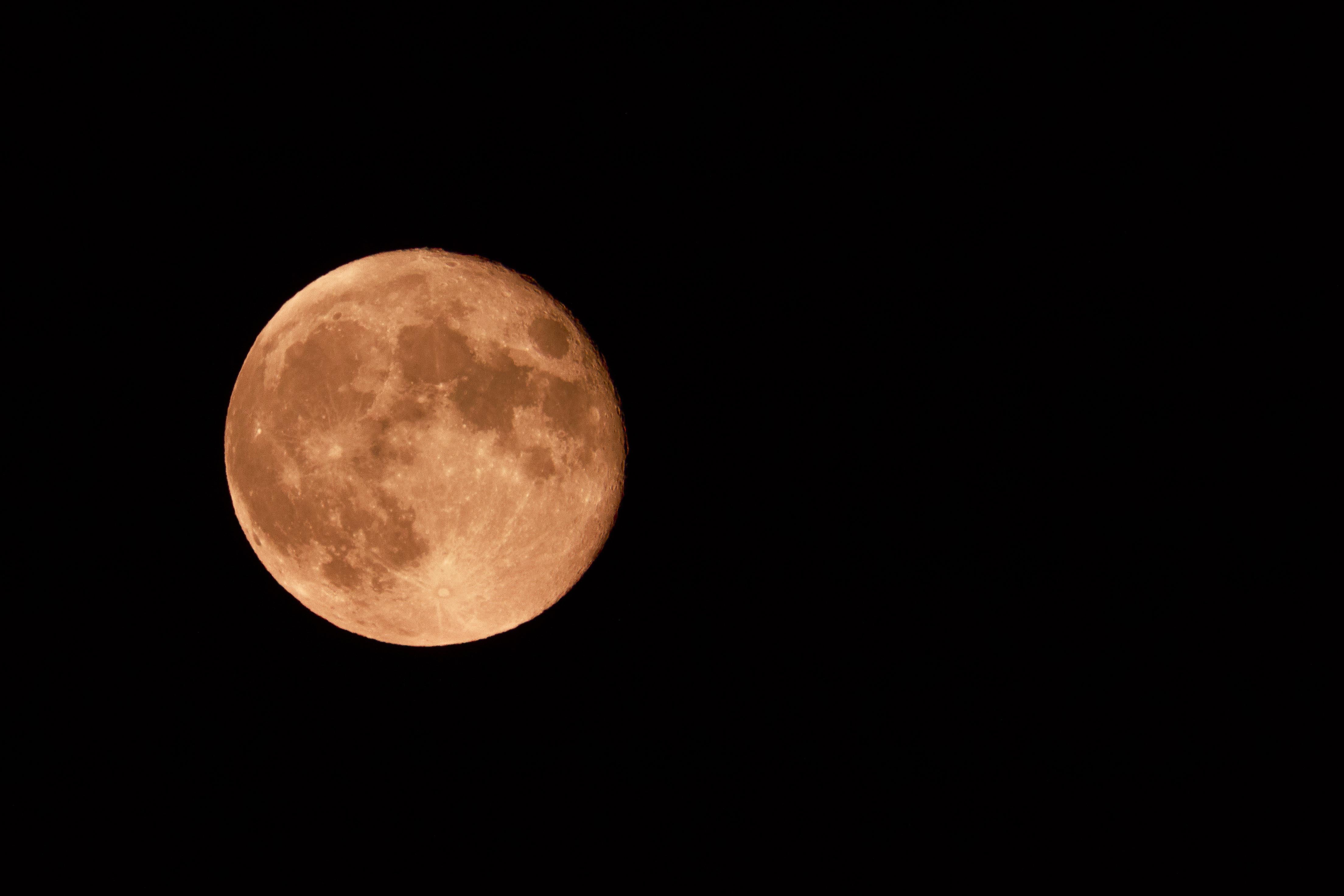 La primera Luna llena del verano, llamada "Luna de Fresa", aparecerá el 29 de junio y debe su nombre a las tradiciones indígenas norteamericanas por la cosecha de esta fruta. (Foto: Imagen creada por El Comercio MAG usando Gemini)