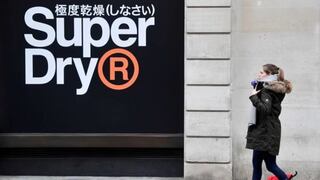 Superdry continúa cayendo tras reducirse su valor en bolsa a la mitad en un solo día