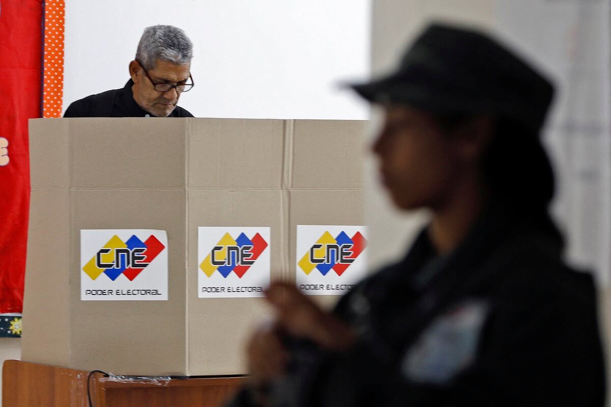 Un hombre vota en un colegio electoral, en Caracas. (Foto de Pedro RANCES MATTEY / AFP)
