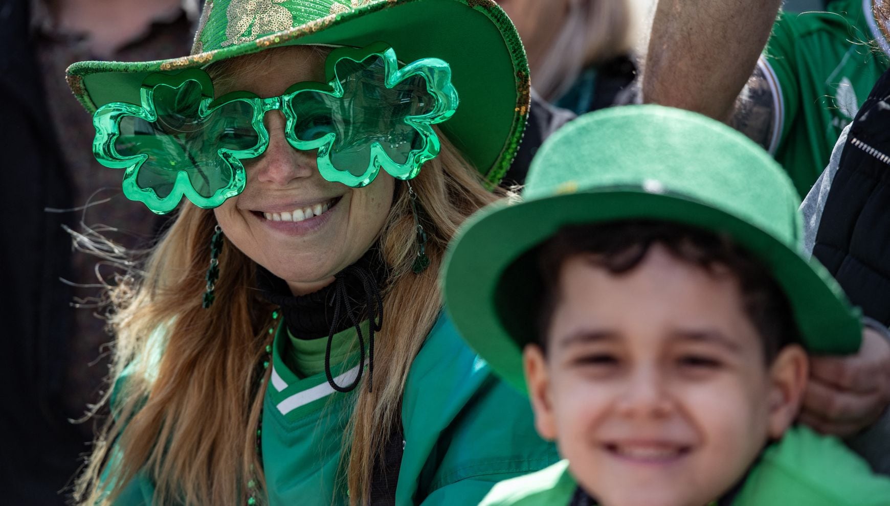 Verde por todos lados, pero ¿hay día libre por el Día de San Patricio en EE.UU.? En la imagen, personas vestidas de gala observan el Desfile del Día de San Patricio en Massachusetts, el 17 de marzo de 2024 (Foto: Joseph Prezioso / AFP)