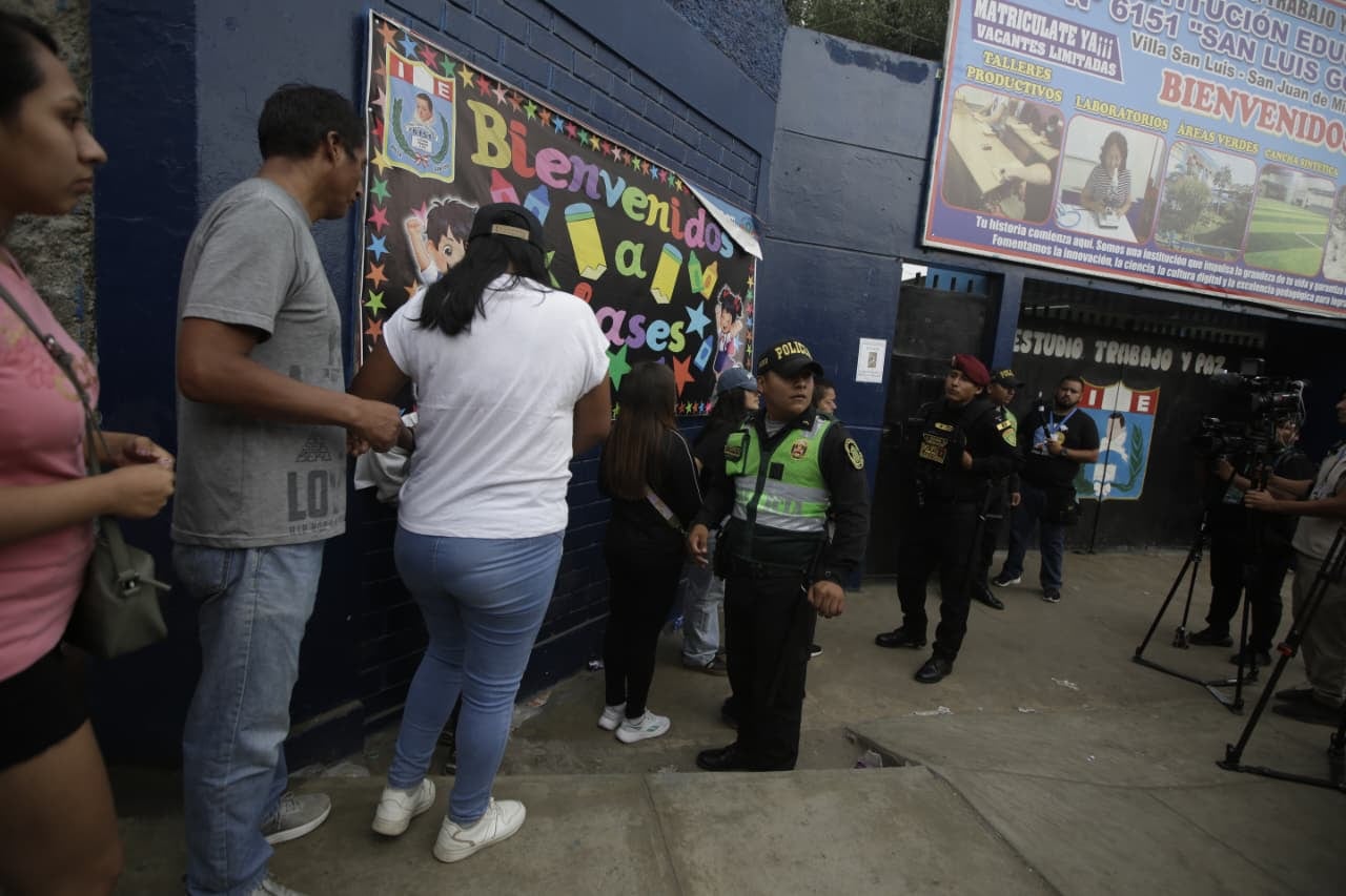Así se vio el panorama en las afueras del colegio San Luis Gonzaga en San Juan de Miraflores en la jornada extraordinaria de elecciones este lunes 13 de abril. (Foto: Julio Reaño / @photo.gec)