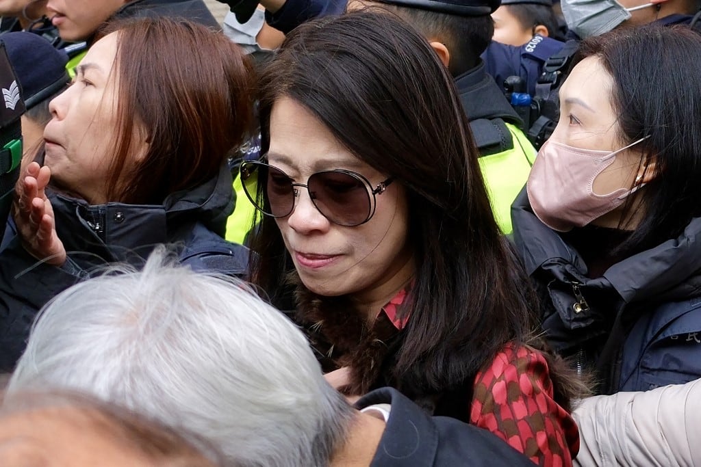 Teresa Lai (centro), esposa del magnate de los medios prodemocracia Jimmy Lai, sale del Tribunal de Magistrados de West Kowloon tras la sentencia de Lai en Hong Kong el 9 de febrero de 2026. Un tribunal de Hong Kong condenó el 9 de febrero al magnate de los medios prodemocracia Jimmy Lai a 20 años de prisión tras su sonado juicio por violación de la seguridad nacional, que organizaciones de derechos humanos y países occidentales han condenado como un símbolo de la decadencia de la libertad de prensa en la ciudad. (Foto de Tommy WANG / AFP)