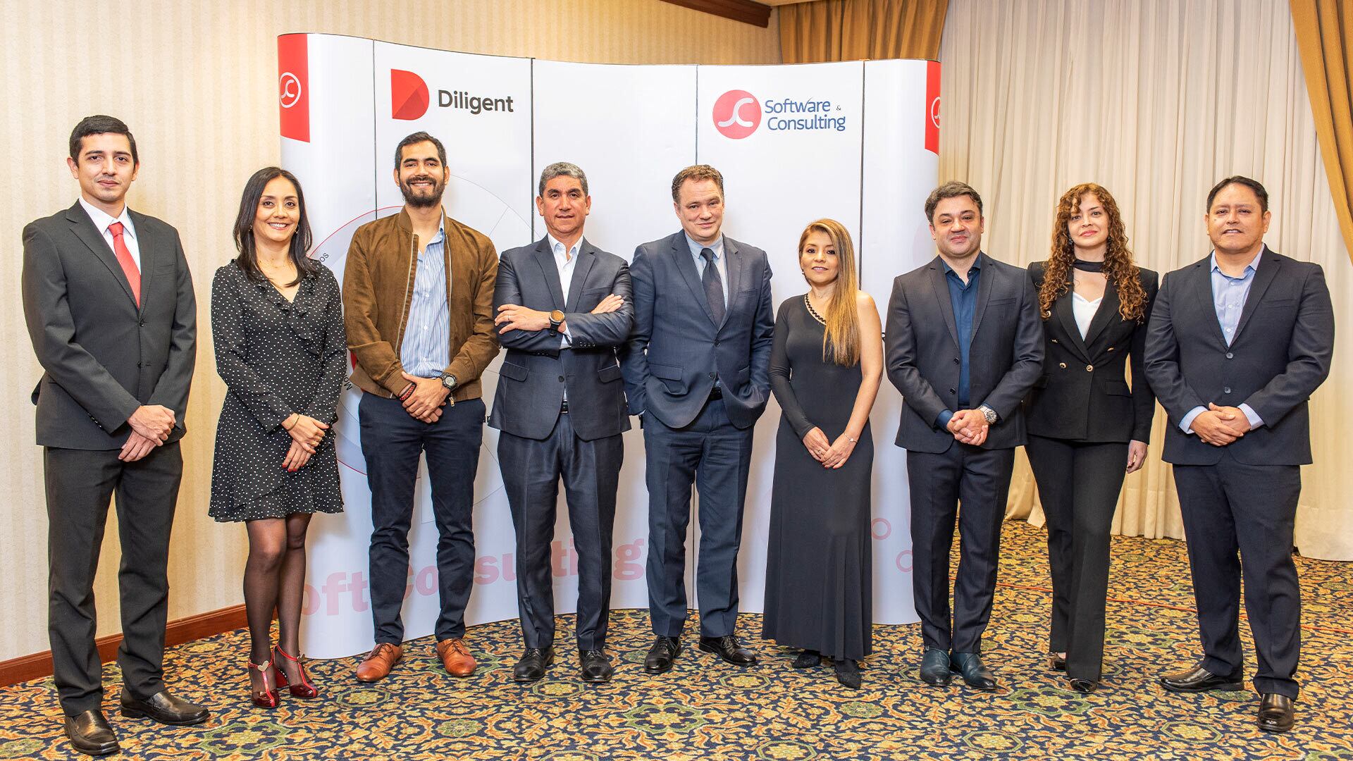 (De izq. a der.) Luis Ricardo Martínez, Gerente de Proyectos en Software & Consulting; Silvia Amado, Gerente Corporativo de Auditoría en Excellia; Gustavo Castro, Jefe Corporativo de Auditoría en Excellia; José Antonio Ballón, Vice Presidente de Auditoría, Riesgos y Cumplimiento en Excellia - Grupo Romero; Martin Catellier, Sales Manager en Software & Consulting; Erika Pacheco, General Manager en Software & Consulting; Ricardo Muñiz, Channel Account Manager para Latin America en Diligent; Isabel Torres, Gerente Corporativo de Auditoría de Sistemas en Excellia; Raúl Valdivia, Auditor Corporativo Senior en Excellia.