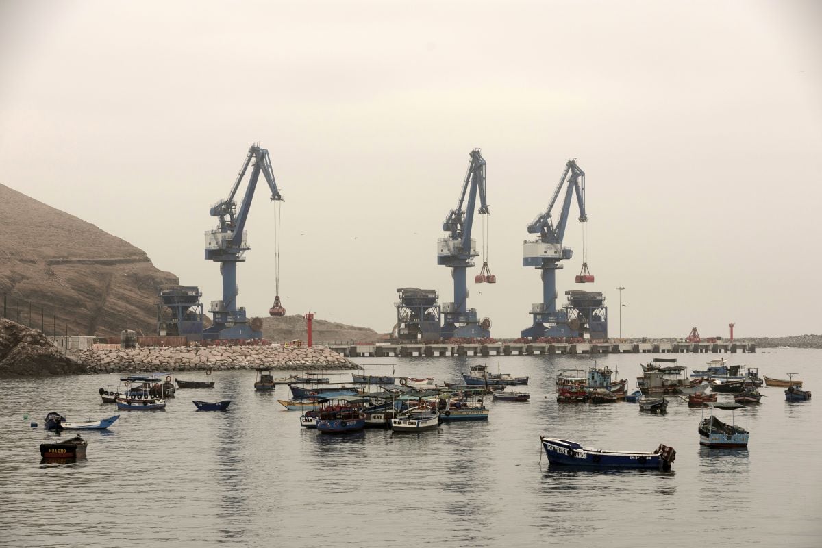 Barcos pesqueros cerca del puerto de Chancay en Perú, que fue construido con el objetivo de reducir los tiempos de envío entre Sudamérica y China.