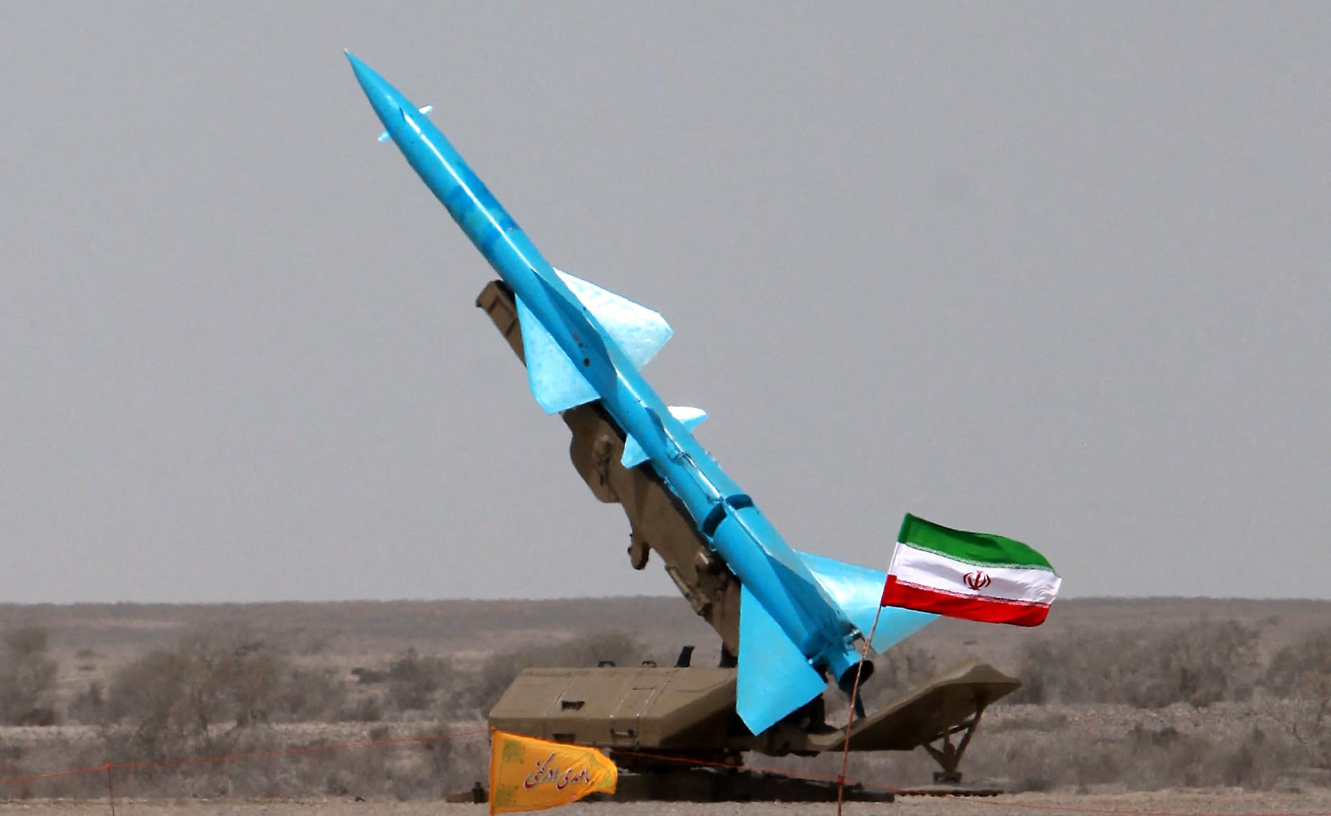 El misil iraní de corto alcance Tondar (Trueno) se prepara para su lanzamiento durante los ejercicios militares denominados Gran Profeta-6, a cargo de la Guardia Revolucionaria de Irán en un lugar no revelado. (Foto de MEHDI HADIFAR / FARS NEWS / AFP / Archivo).