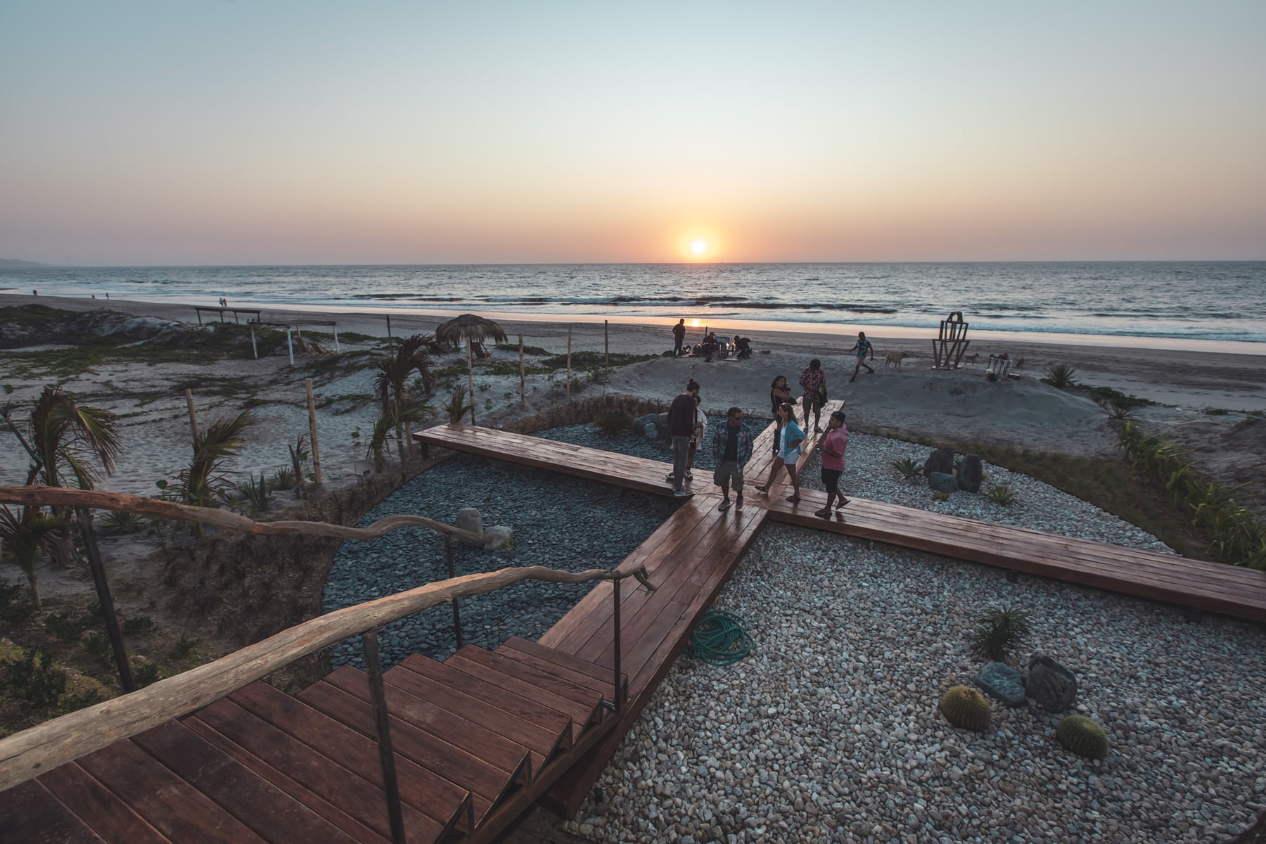 El Deck surge como una propuesta cultural en frente de la playa Vichayito (Piura).