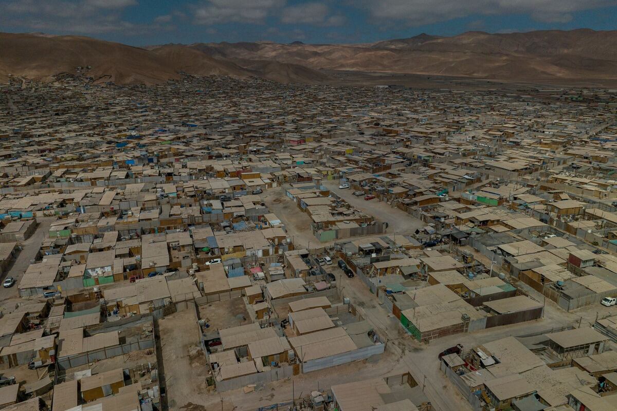 El año pasado, el ministro de Vivienda, Carlos Montes, reconoció en una entrevista con Radio Universo que hay mafias que se apropian violentamente de tierras y las venden a la gente. Foto: Bloomberg