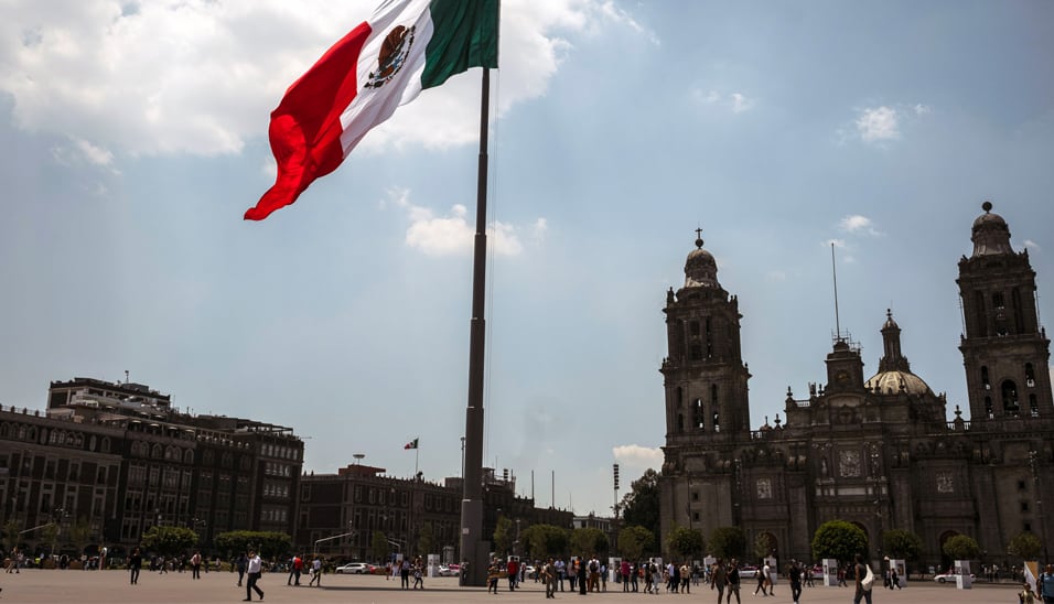 Una bandera mexicana se encuentra en el Zocalo en la Ciudad de México. (Foto: Bloomberg)