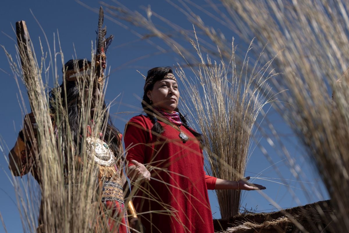 Los agricultores peruanos se visten como incas durante la tradicional ceremonia "Chaccu" en la Reserva Nacional Pampa Galeras en las tierras altas andinas de Ayacucho, Perú, el 24 de junio de 2023. Fotógrafo: ANGELA PONCE