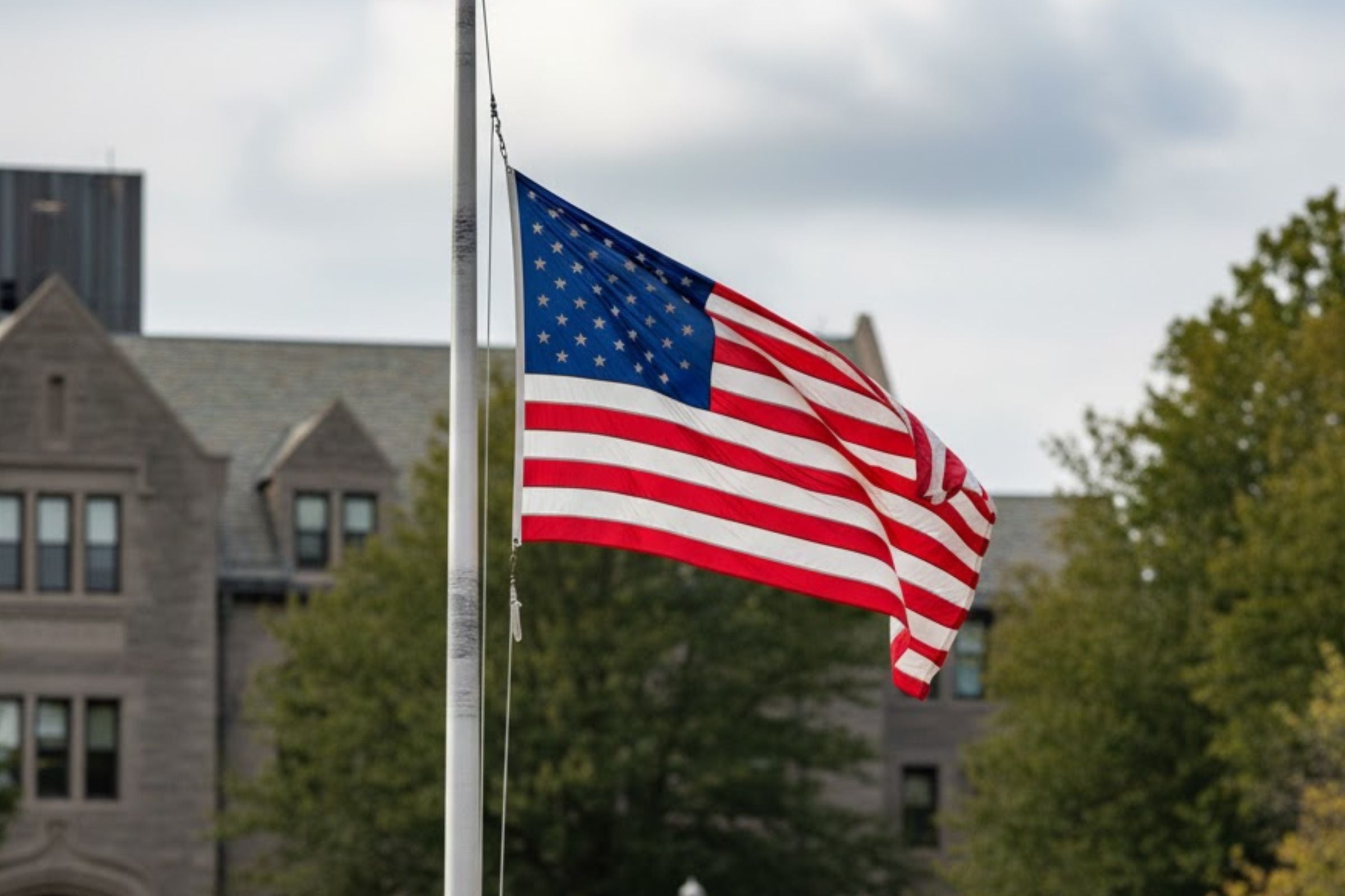 Este fin de semanas, los gobernadores de cinco estados ordenaron a sus ciudadanos en izar sus banderas a media asta durante este fin de semana. (Crédito: Imagen creada por El Comercio MAG usando la IA de 'Gemini')