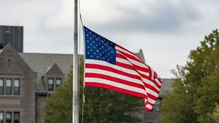 Cinco estados izarán banderas a media asta este fin de semana: cuáles son y qué significa esta tradición