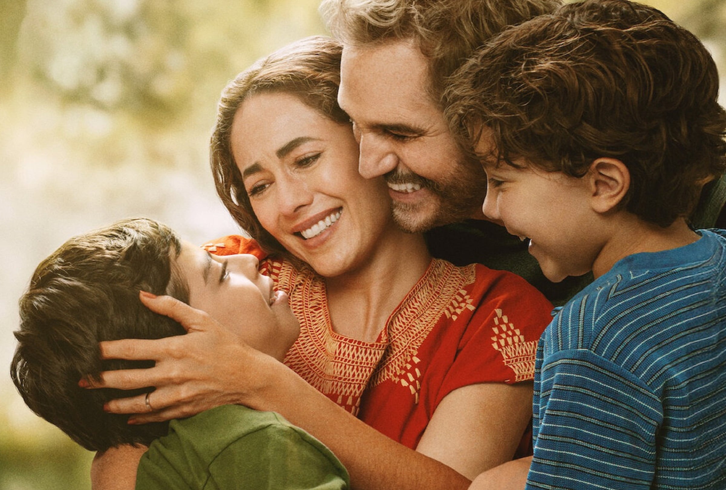 Bárbara (Bárbara Mori), Andrés (Juan Pablo Medina) y su hijo Lucca (Julián Tello) en la película mexicana "Los dos hemisferios de Lucca" (Foto: Netflix)