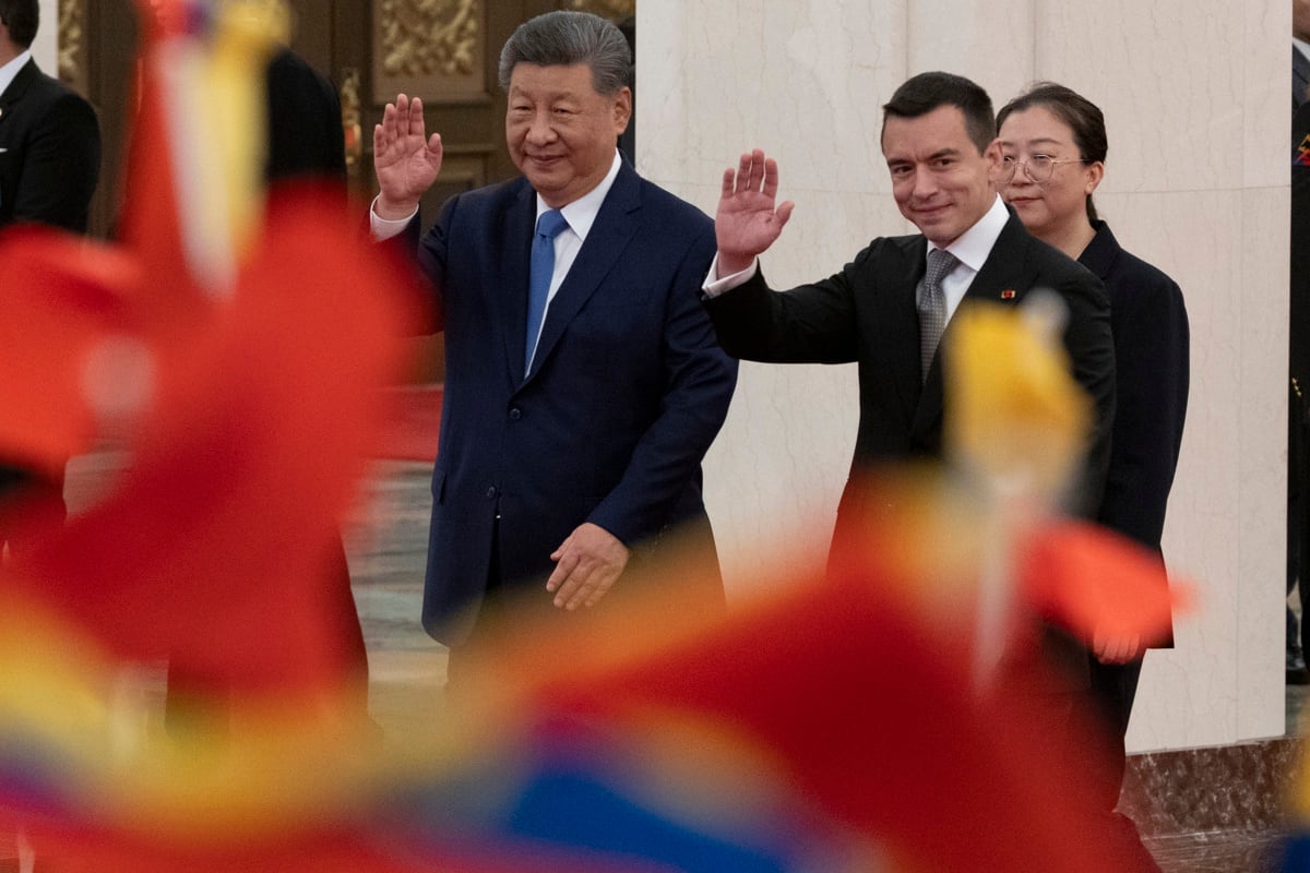 El presidente chino, Xi Jinping (i), recibió este martes en Pekín a su homólogo ecuatoriano, Daniel Noboa (d), con una ceremonia de bienvenida en el Gran Palacio del Pueblo, en el marco de la primera visita de Estado del mandatario latinoamericano a China. EFE/ Andres Martinez Casares / Pool