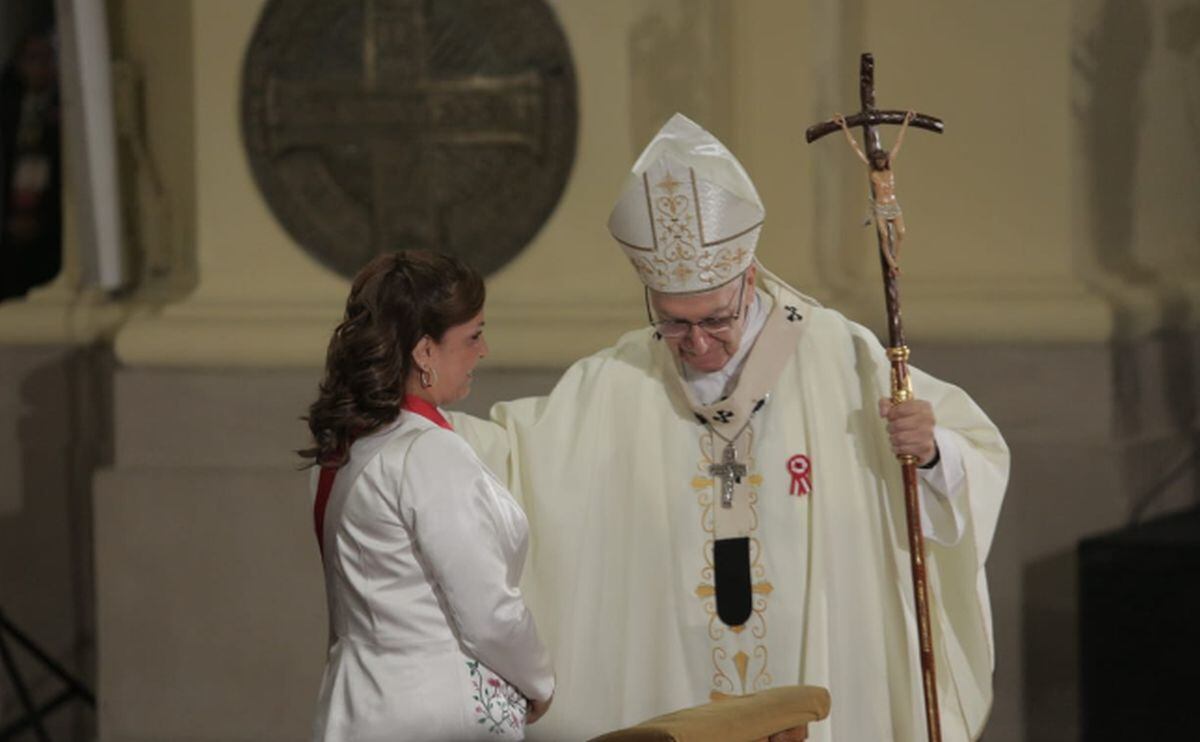 Saludo entre la presidenta Dina Boluarte y el arzobispo de Lima, Carlos Castillo, antes del inicio de la Misa y Te Deum por Fiestas Patrias | Foto: Anthony Niño de Guzmán / @photo.gec