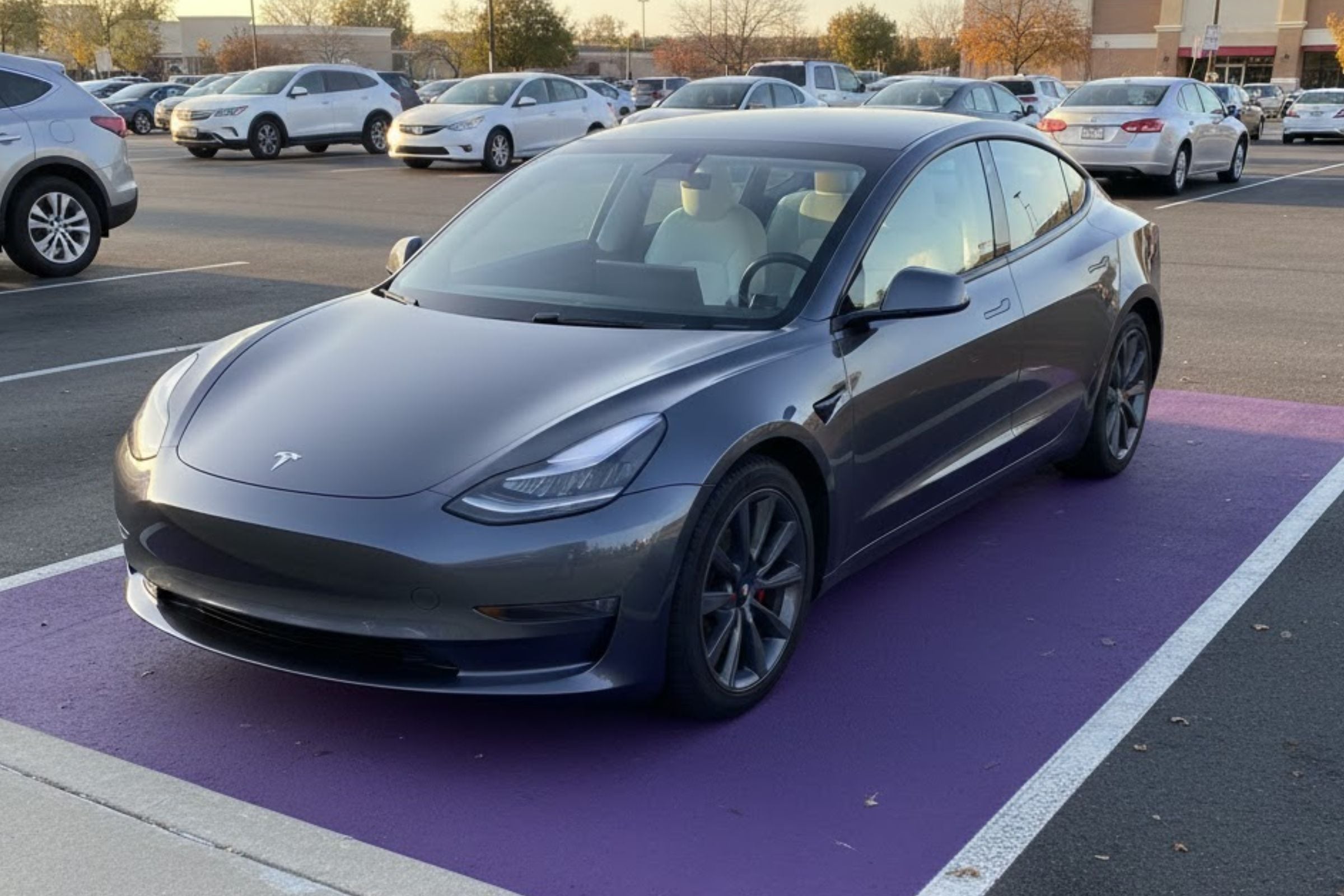 No es común visualizar espacios morados en distintos estacionamientos de EE.UU. (Crédito: Imagen creada por El Comercio MAG usando la IA de 'Gemini')