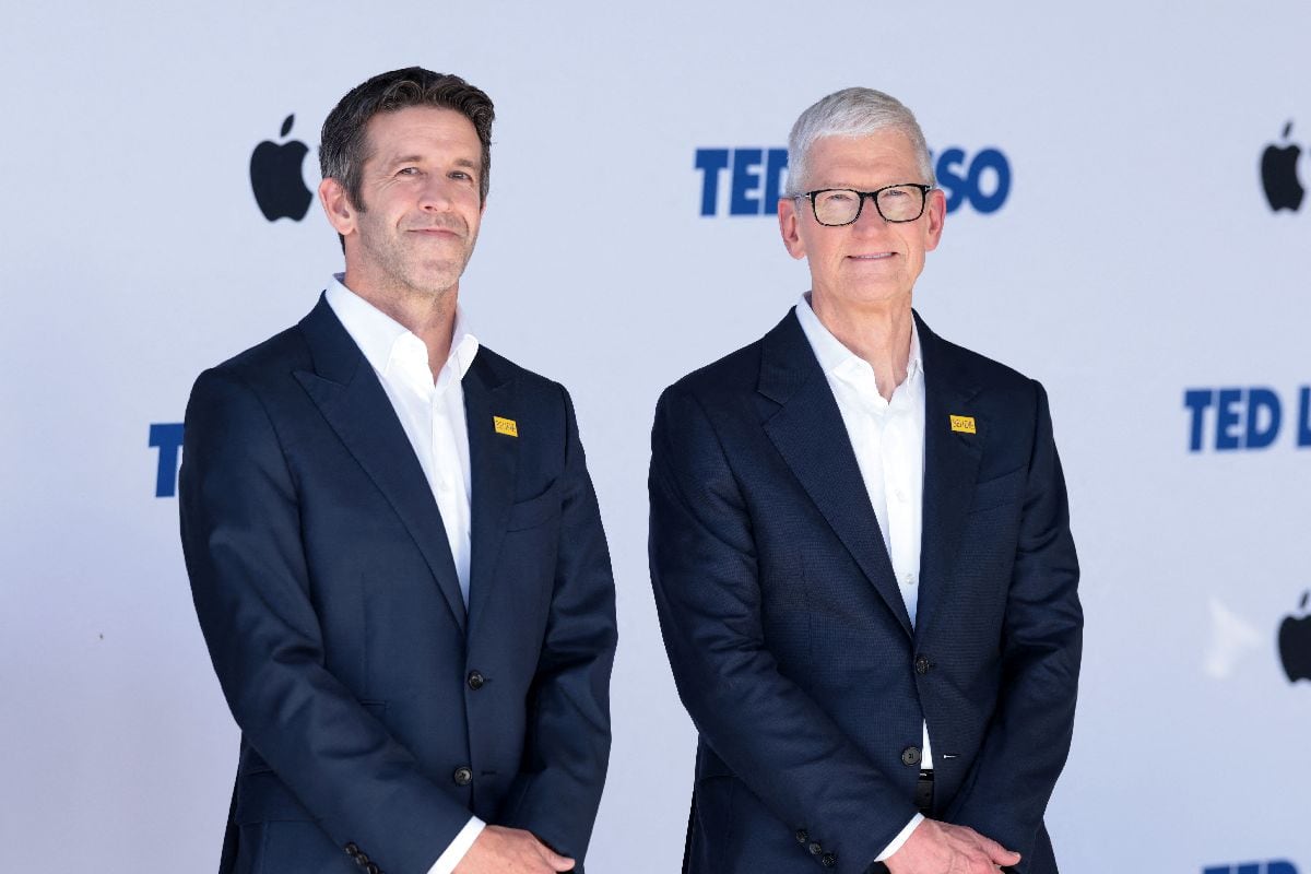 John Ternus, a la izquierda, y Tim Cook. Foto: Valerie Macon/AFP/Getty Images