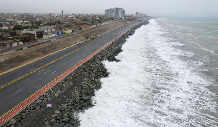 Los oleajes anómalos persisten con el paso de las horas y por eso se mantiene cerrado al tránsito un sentido de la Costa Verde Callao. Foto: Andina