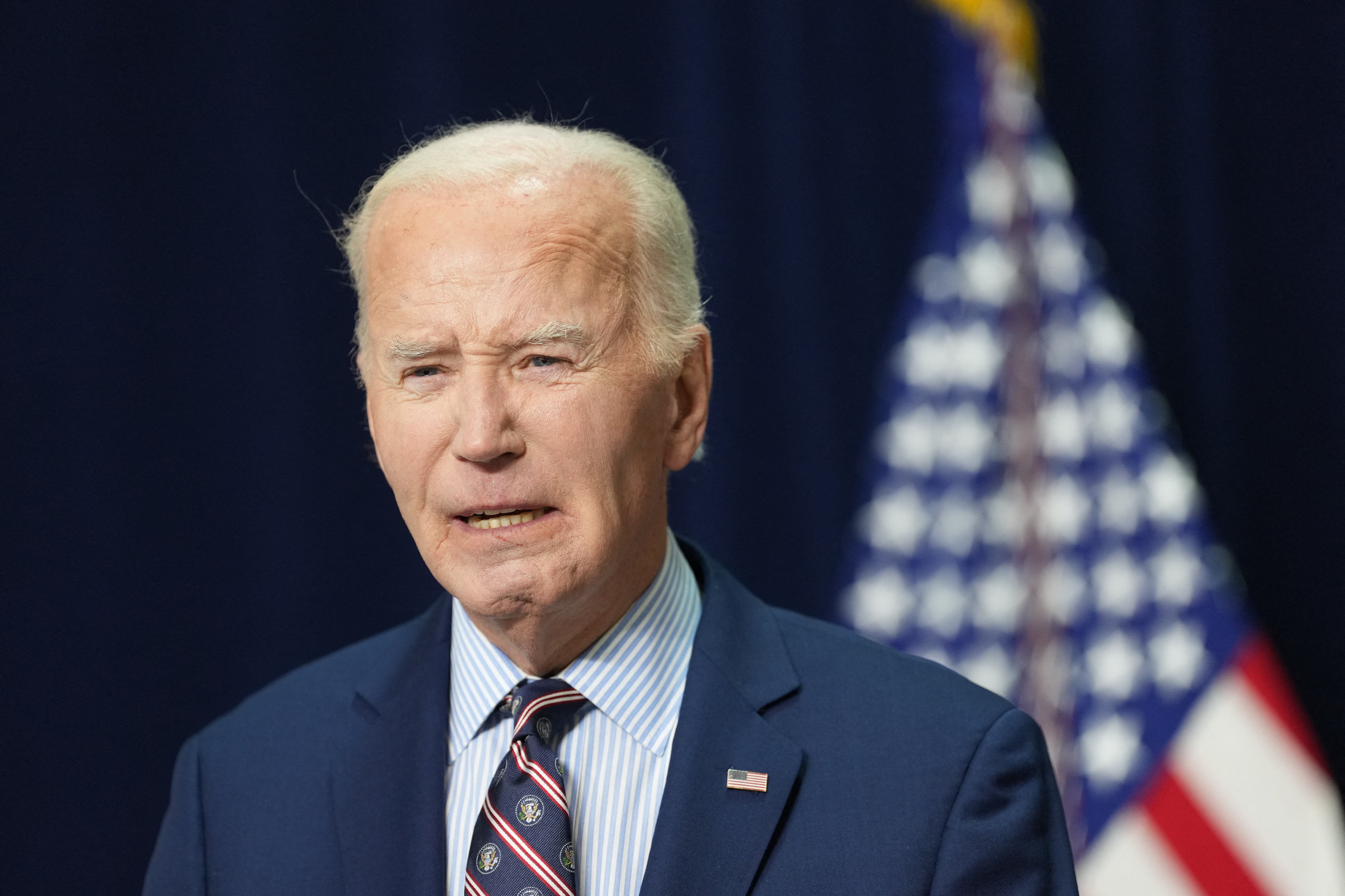 Biden dijo que impediría la adquisición de parte de Nippon, después de que los reguladores federales no llegaron a un acuerdo sobre si aprobarla. (Foto de Chris KLEPONIS / AFP).