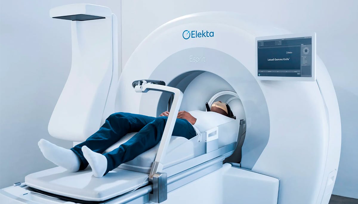 La incorporación del Gamma Knife Esprit en Perú permite abordar malformaciones vasculares, tumores y lesiones cerebrales mediante radiocirugía de alta precisión, reduciendo la necesidad de procedimientos invasivos y evitando mayores riesgos.