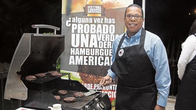 El embajador de EE.UU. y su público amor por las hamburguesas