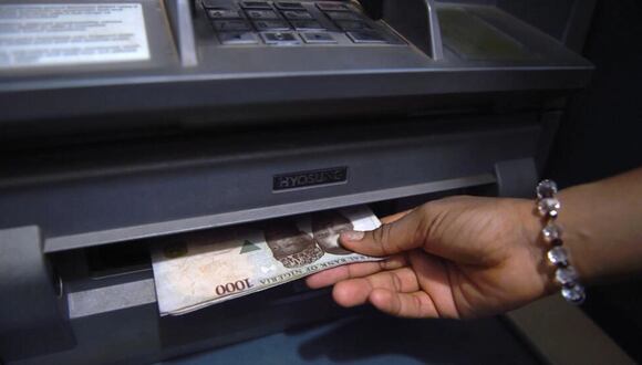 Una clienta retira billetes de naira de un cajero automático en Asaba, Nigeria|  Pius Utomi Ekpei / AFP/Archivos