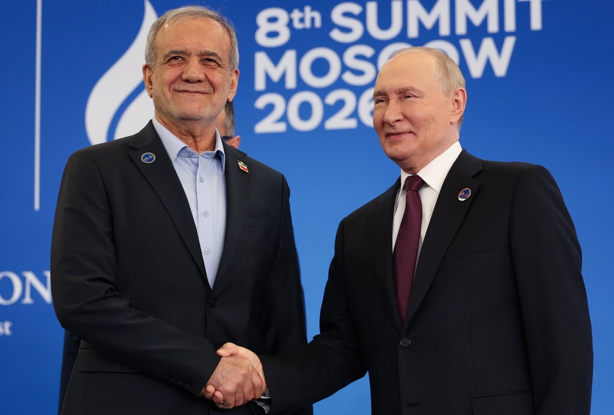 El presidente ruso, Vladímir Putin, estrecha la mano al presidente iraní, Masoud Pezeshkian (izq.), durante la ceremonia oficial de bienvenida en la 8.ª Cumbre del Foro de Países Exportadores de Gas (FPEG) en Moscú, Rusia, el 27 de octubre de 2026. La cumbre reúne a jefes de Estado y de Gobierno de los países miembros del FPEG. (Rusia, Moscú) EFE/EPA/ALEXANDER KAZAKOV