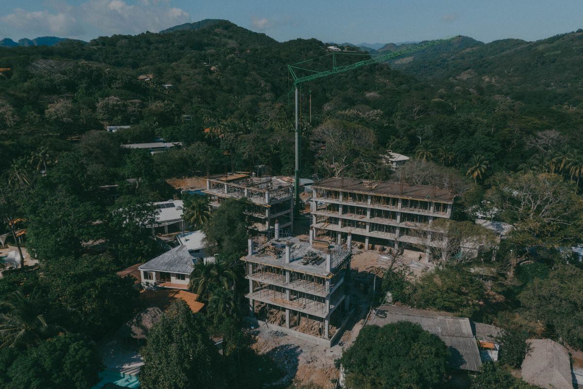 Construcción de apartamentos en la playa El Zonte
