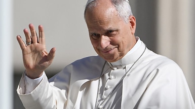 El papa León XIV saluda a la multitud desde su papamóvil durante la audiencia general semanal en la Plaza de San Pedro en el Vaticano, el 2 de septiembre de 2026. (Andreas SOLARO / AFP)