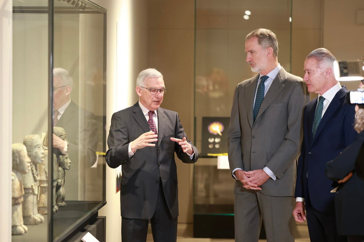 El Rey Felipe VI (2i), junto al embajador de México, Quirino Ordaz Coppel (3i), visita este lunes la exposición 'La mitad del mundo. La mujer en el México indígena' que se exhibe en el Museo Arqueológico Nacional (MAN), en Madrid. Felipe VI ha asegurado este lunes en Madrid que hubo "mucho abuso" en la conquista de América y ha asegurado que cuando se estudian y se conocen algunos hechos con el criterio y los valores de hoy en día, "obviamente no pueden hacernos sentirnos orgullosos", aunque ha indicado que deben conocerse en su justo contexto. EFE/ José Jiménez Casa De S.M.