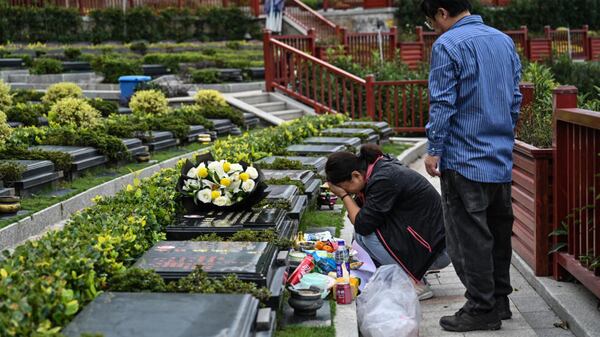 Ciudadanos chinos sufren la partida de sus familiares. Foto: AFP