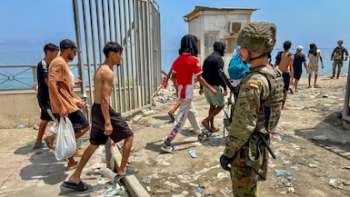 Un gran número de inmigrantes regresan a pie a su país de origen, Marruecos, el 31 de julio de 2026. (Reduan Dris / EFE)