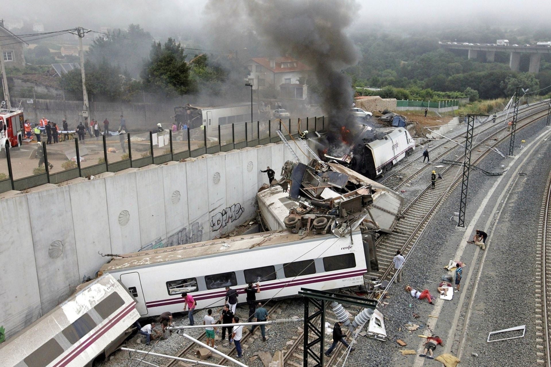 Personal de emergencia acude al lugar de un descarrilamiento en Santiago de Compostela, España, el 24 de julio de 2013. (AP Foto/La Voz de Galicia/Monica Ferreiros, Archivo)