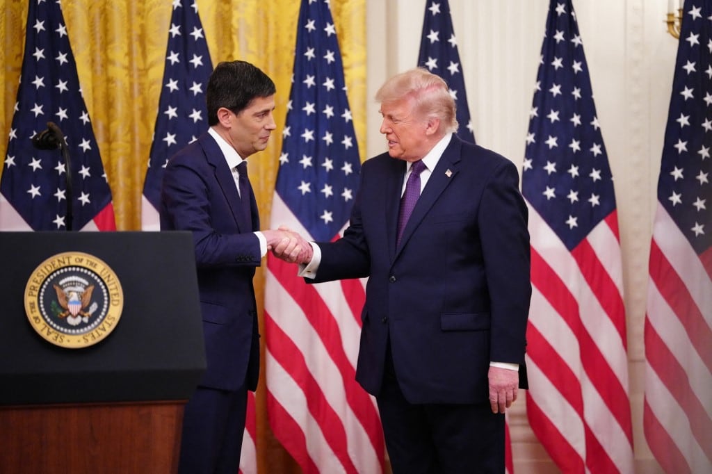El presidente estadounidense Donald Trump estrecha la mano del nuevo presidente de la Reserva Federal, Kevin Warsh (izquierda), durante la ceremonia de juramento celebrada en el Salón Este de la Casa Blanca en Washington, D.C., el 22 de mayo de 2026. (Foto de Aaron Schwartz / AFP)