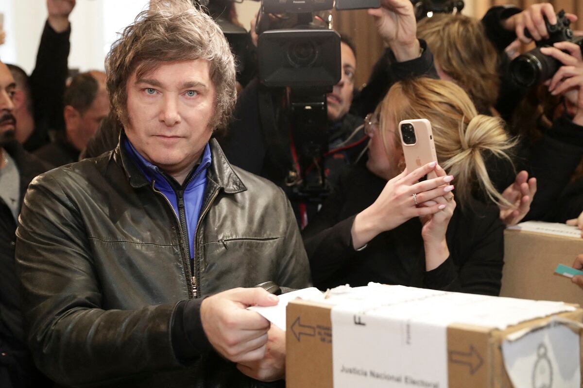 El congresista argentino y precandidato presidencial por la Alianza La Libertad Avanza, Javier Milei, al 73.32% de las mesas escrutadas consigue 31.53% de los votos en su primera elección nacional con su partido la Libertad Avanza.(Foto de ALEJANDRO PAGNI / AFP)