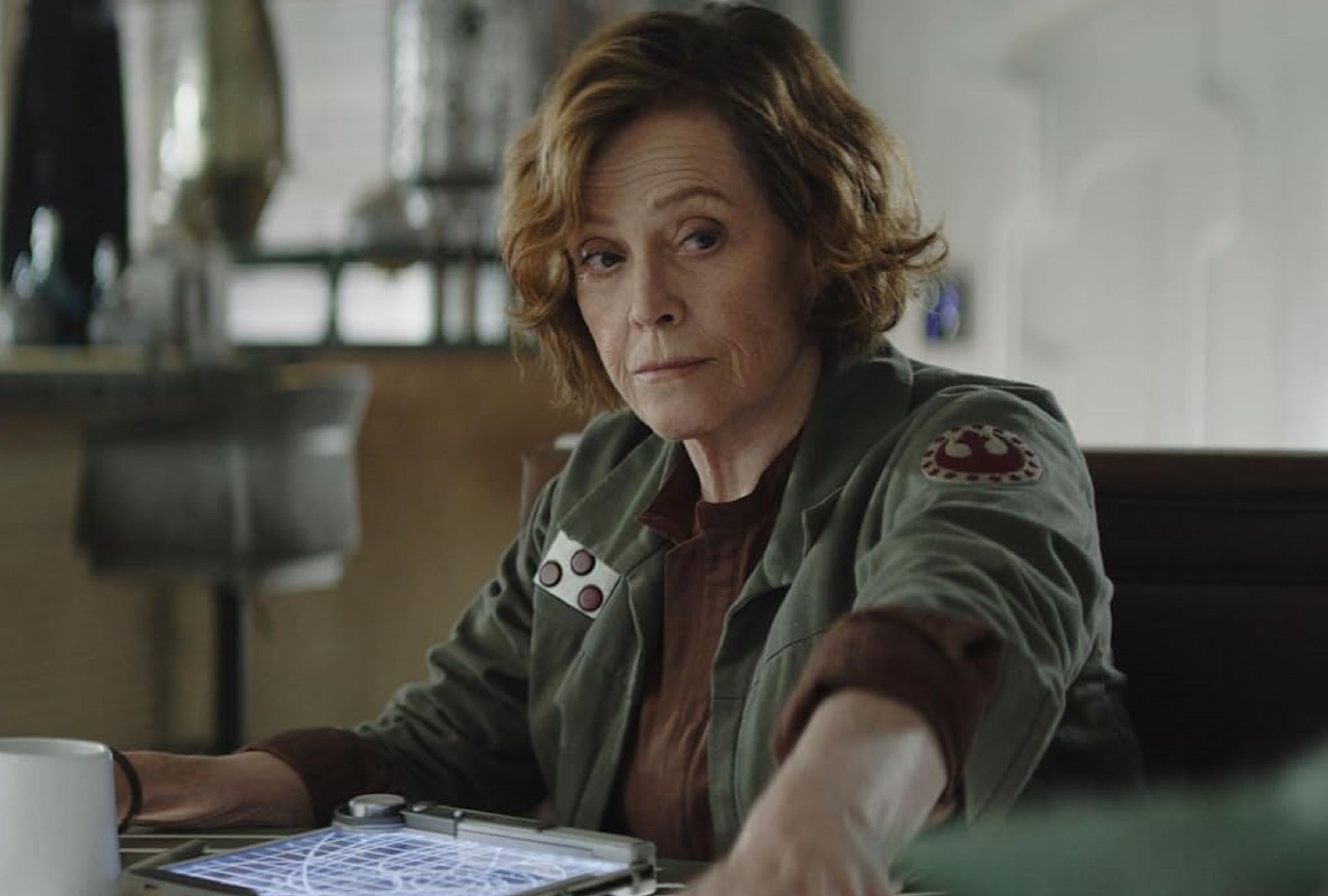 Sigourney Weaver asume el papel de Ward, coronel y líder de los Adelphi Rangers de la Nueva República, en la película "The Mandalorian and Grogu" (Foto: Walt Disney Studios Motion Pictures)