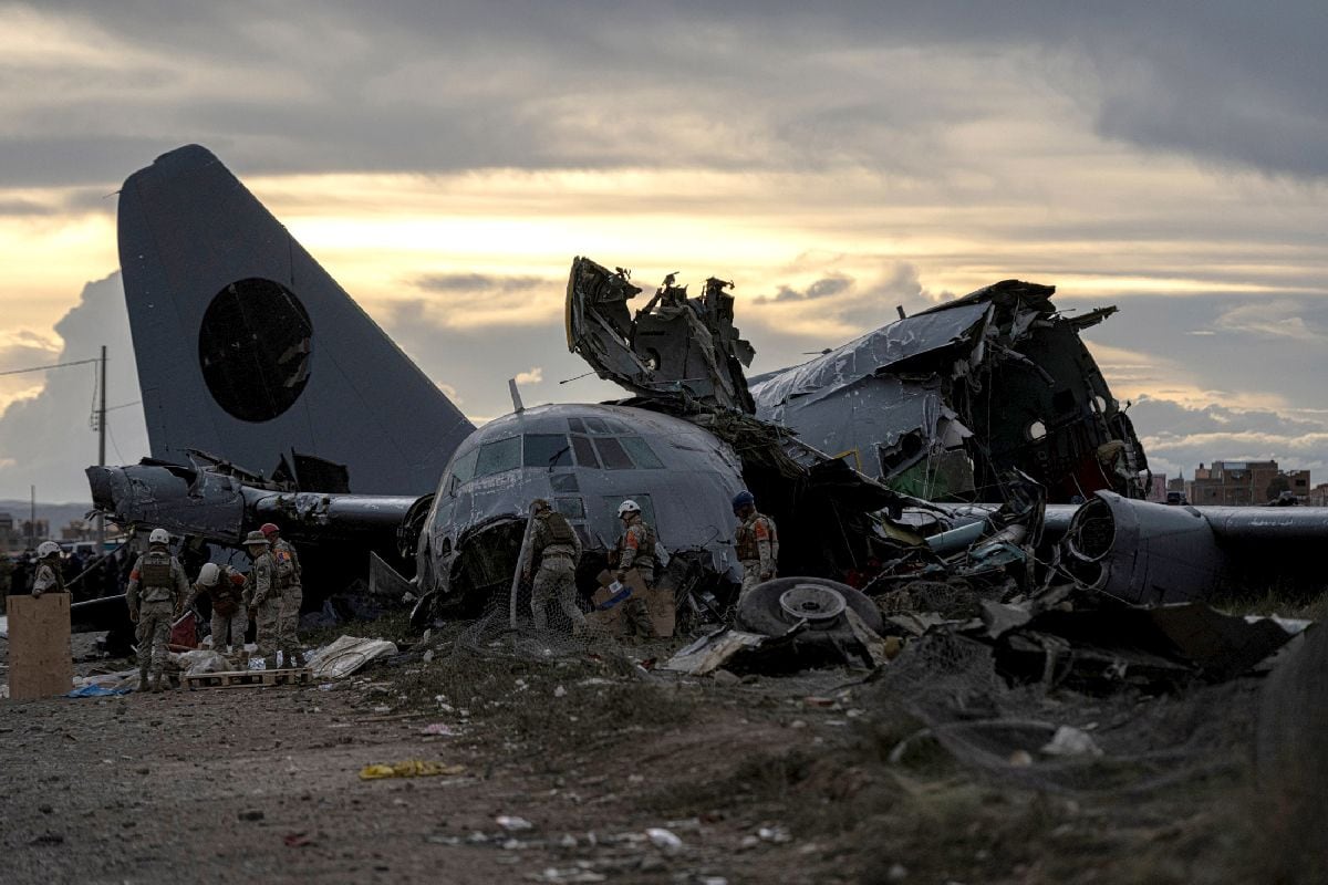Miembros del ejército trabajan en el lugar del accidente del C-130 Hércules en El Alto el 28 de febrero. Fotógrafo: Marcelo Perez del Carpio/Bloomberg