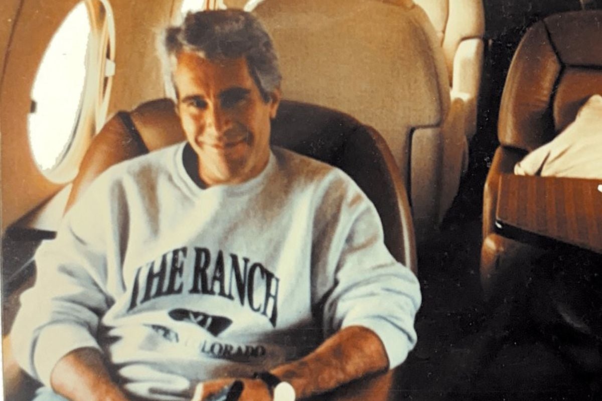Esta foto sin fecha proporcionada por el Departamento de Justicia de EE. UU. el 19 de diciembre de 2025 muestra a Jeffrey Epstein a bordo de un jet. Foto: DEPARTAMENTO DE JUSTICIA DE LOS ESTADOS UNIDOS / AFP