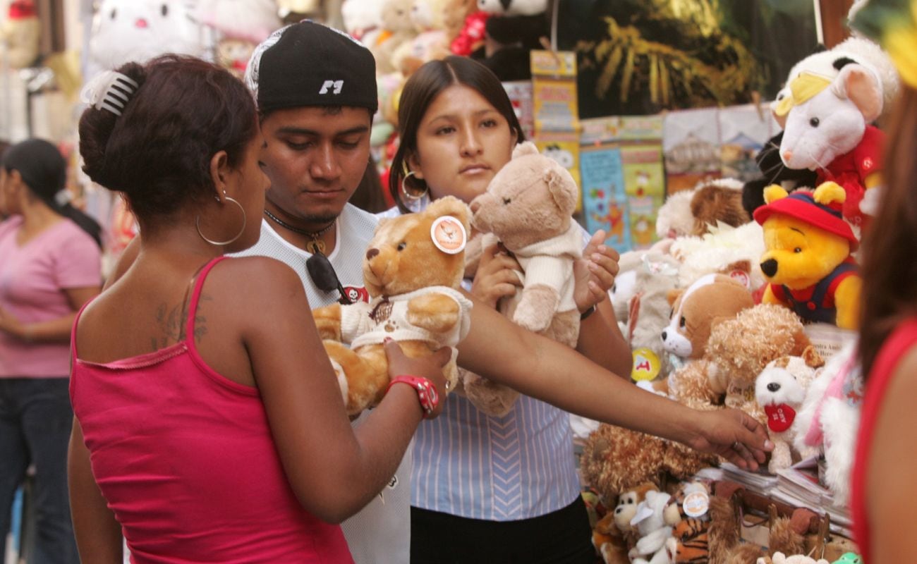 Peruanos se alistan a celebrar el 14 de febrero. (FOTO: MIGUEL BELLIDO/EL COMERCIO)