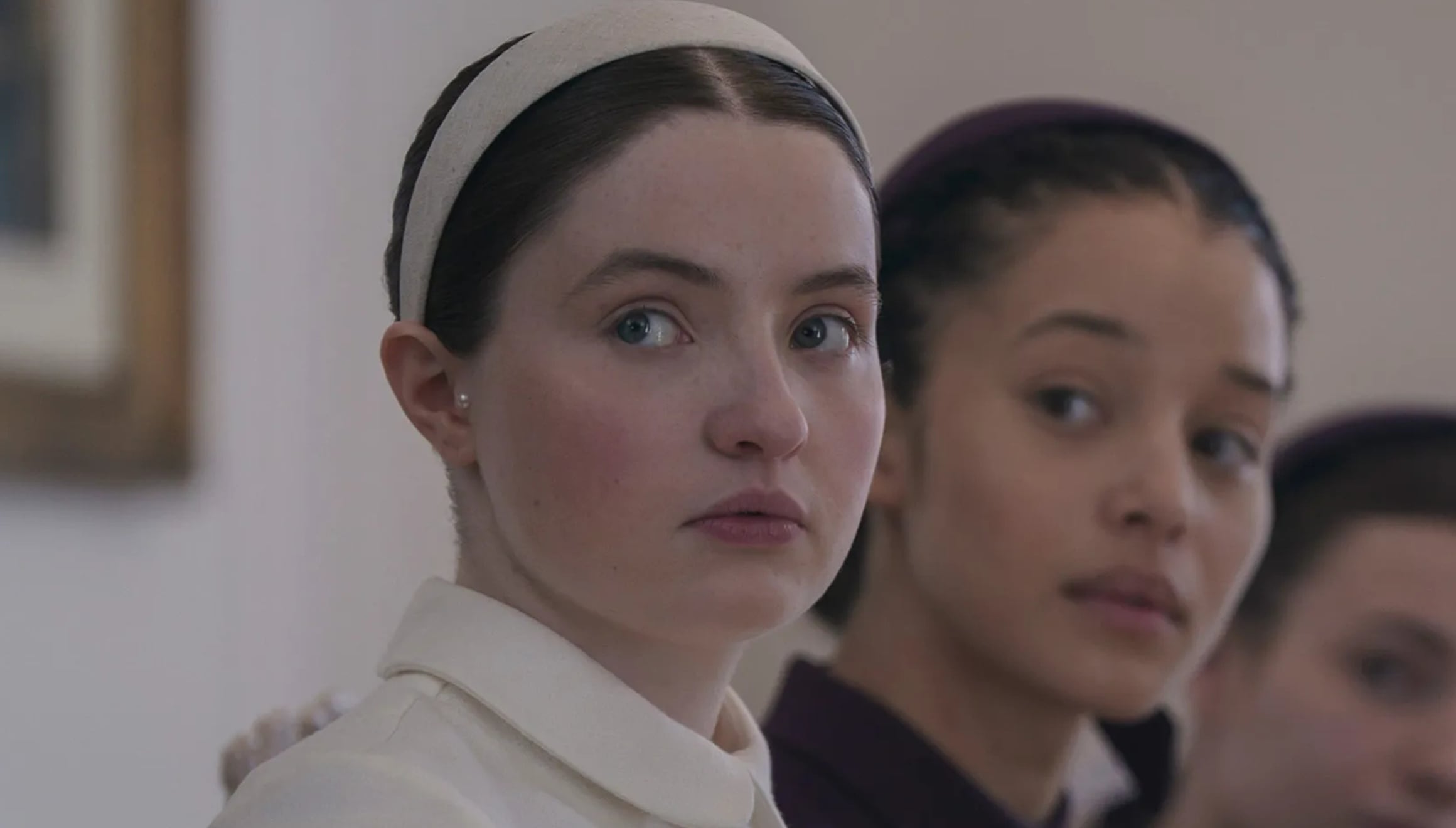 Lucy Halliday como Daisy y Chase Infiniti como Agnes MacKenzie en una escena de la serie "The Testaments" (Foto: Hulu / MGM Television)