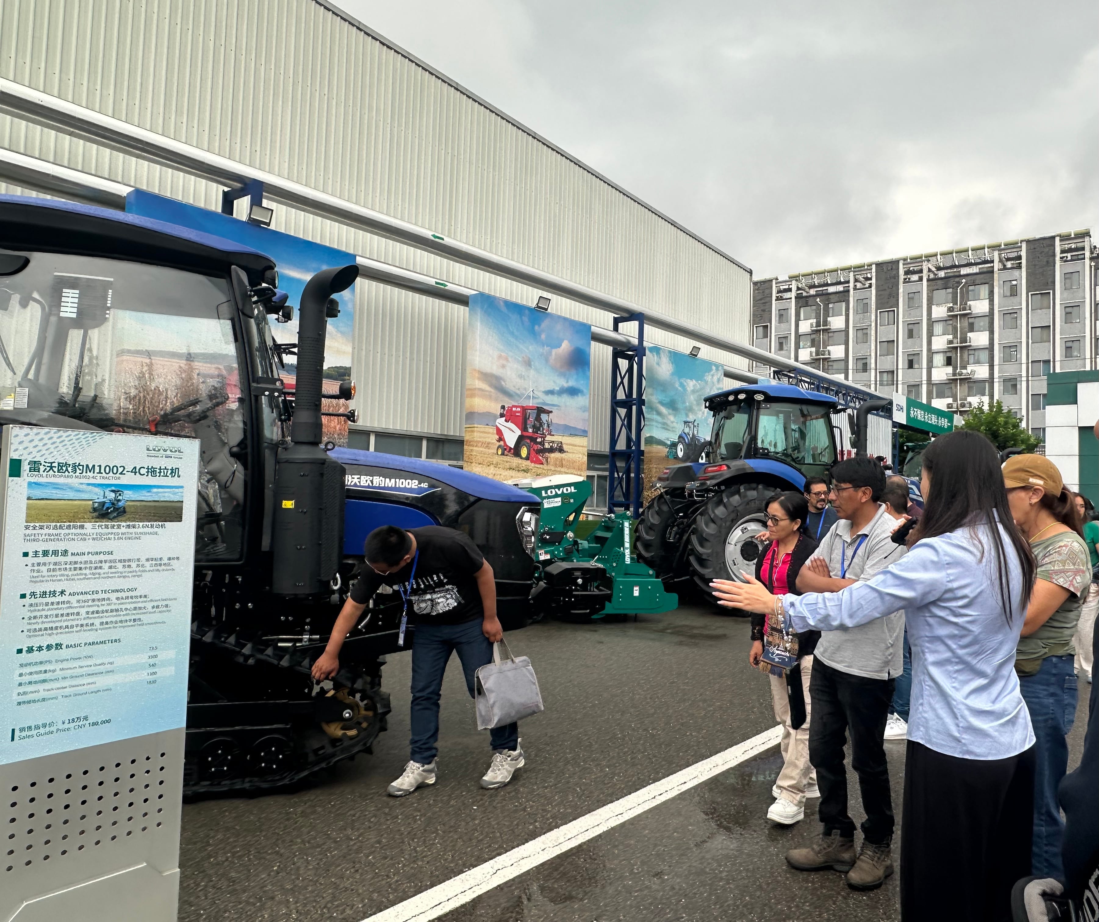 Lovol es una de las empresas chinas que produce tractores, cosechadoras y equipos de construcción.