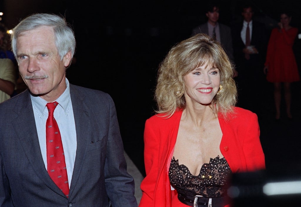 La actriz estadounidense Jane Fonda (derecha) llega el 30 de septiembre de 1992 con su esposo Ted Turner a la primera edición de los Premios Ambientales en Hollywood. (Foto de Hal GARB / AFP)