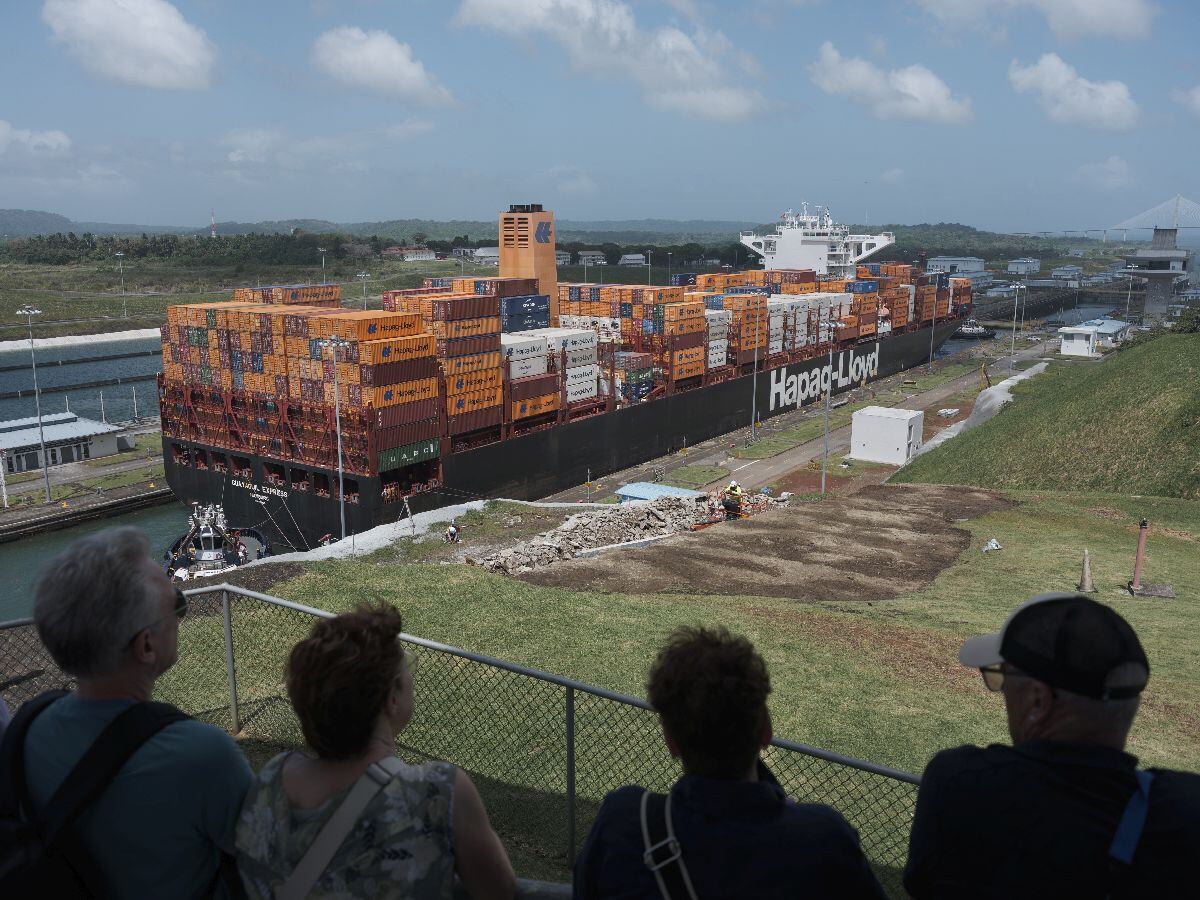 Turistas observan un buque portacontenedores de Hapag-Lloyd en las esclusas de Agua Clara, cerca de Colón, Panamá, el 10 de febrero de 2026. Fotógrafo: Luis Antonio Rojas/Bloomberg