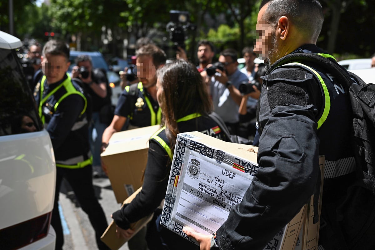 Agentes de la Unidad de Delincuencia Económica y Fiscal (UDEF) de la Policía Nacional salen de la sede de la empresas de las hijas del expresidente del Gobierno José Luis Rodríguez Zapatero, este martes en Madrid. Agentes de la UDEF de la Policía Nacional registran este martes el despacho del expresidente del Gobierno José Luis Rodríguez Zapatero y las sedes de tres empresas, entre ellas, la de sus hijas, Fuentes próximas a la investigación han señalado a EFE que por orden del juez de la Audiencia Nacional José Luis Calama, la policía está practicando estos cuatro registros, todos ellos en Madrid. EFE/Fernando Villar