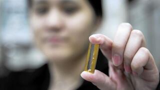Estudiante crea accidentalmente batería que puede durar 400 años