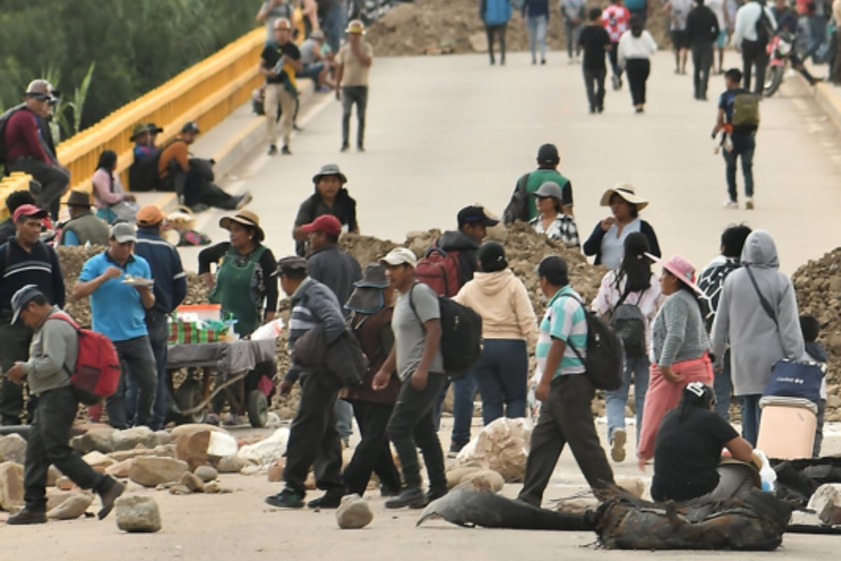 Personas caminan en medio de una carretera bloqueada en Cochabamba (Bolivia). (Foto: EFE/ Jorge Abrego)