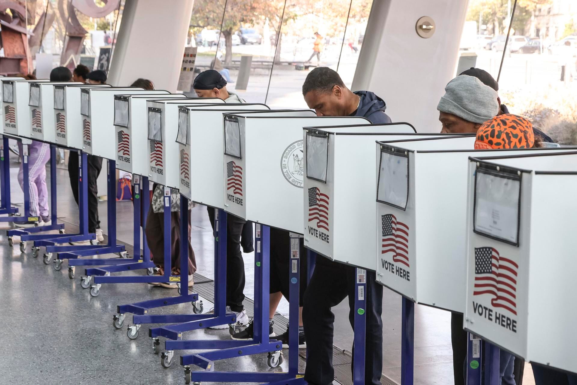 Los votantes emiten su voto en un centro de votación en el vestíbulo del Museo de Brooklyn el día de las elecciones en el distrito de Brooklyn de Nueva York, Nueva York, EE.UU., 05 de noviembre de 2024. EFE/EPA/SARAH YENESEL