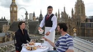 Grandes hoteles de Londres compiten por atraer aficionado al "té de la tarde"