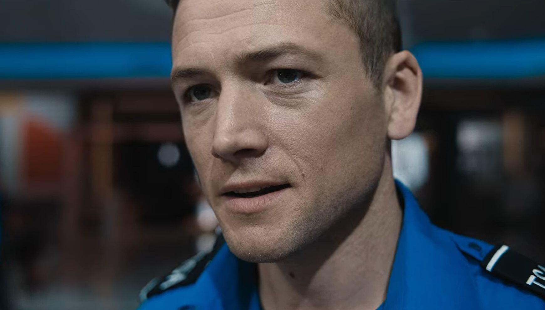 En "Equipaje de mano", un agente de seguridad de un aeropuerto enfrenta a un misterioso viajero que busca obligarlo a permitir el paso de un objeto peligroso a bordo de un vuelo en Nochebuena (Foto: Amblin Partners / Dylan Clark Productions / Cobalt Blue 1802)